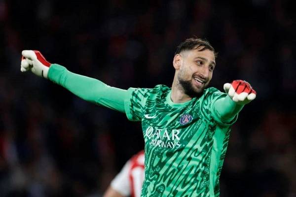 曼联门神争夺战:多纳鲁马加盟悬念与奥纳纳的信任危机